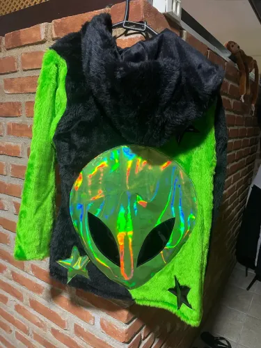 Casaco Pelúcia Festa Eletronica Alien Preta e Verde