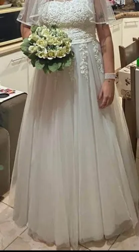 Vestido de noiva com véu