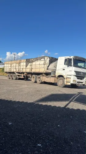 Cavalo mecanico e carreta