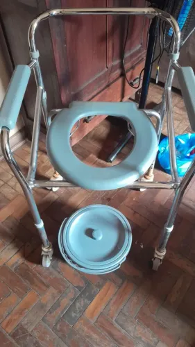 Cadeira de banho semi nova
