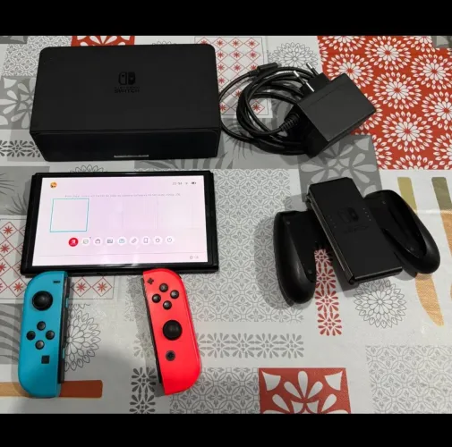 Nintendo Switch OLED Desbloqueado + Cartão de Alta Velocidade - Na Caixa / Completo