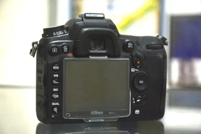 Nikon D7000 com lente 18 x 55 e 70 x 300, carregador