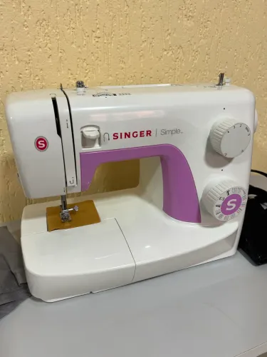 Máquina de Costura Singer Simple 3223 Portátil + Mesa bancada fechada 
