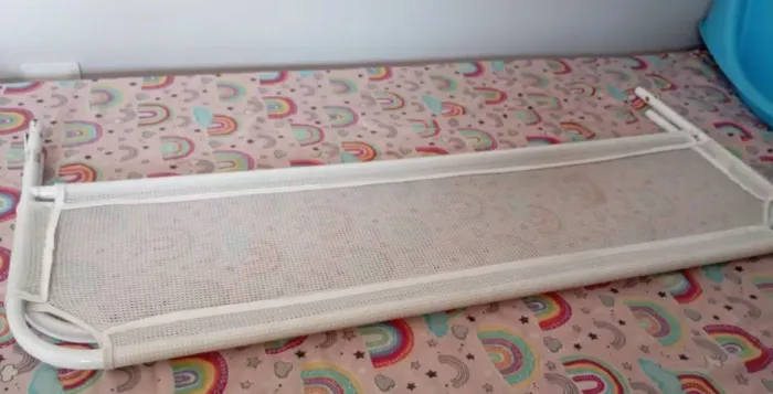 Grade de proteção para cama infantil em excelente estado, quase nova