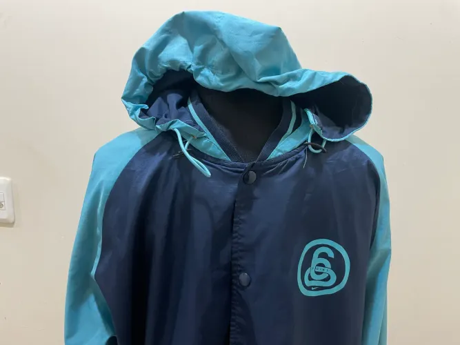 Jaqueta Corta Vento Bomber com capuz