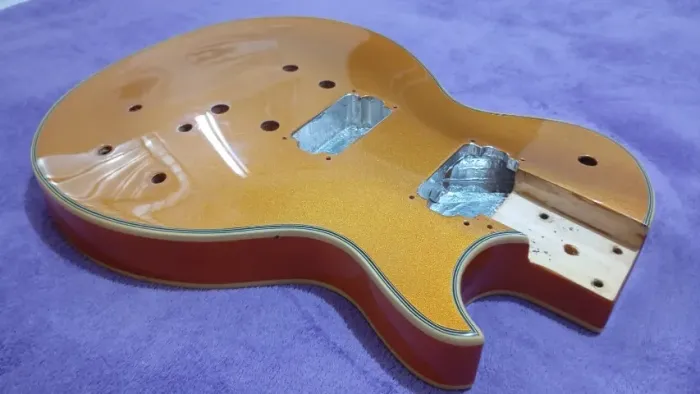Corpo Guitarra Les Paul Gold Top com as tampas creme.