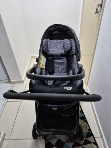 Carrinho de bebê + bebê conforto seminovo