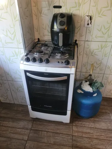 Vendo fogão elétrico  4 bocas em bom estado,  forno funcionando 