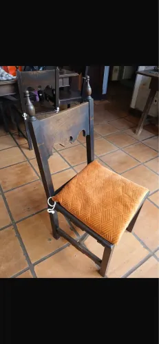 Antiguidade !! Vendo conjunto antigo de madeira com 6 cadeiras +2 para restaurar mesa