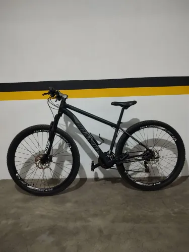 BICICLETA ARO 29 COM FREIOS HIDRÁULICOS
