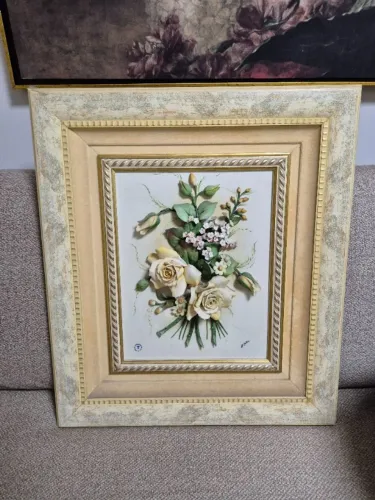 Quadro Decorativo de Flores de Porcelana em Relevo com Moldura Clássica