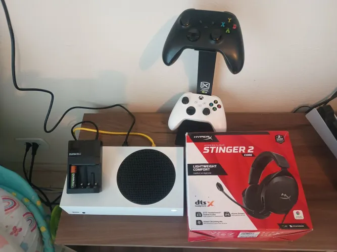Xbox série S com caixa +2 controles + Fone Hyper x 2