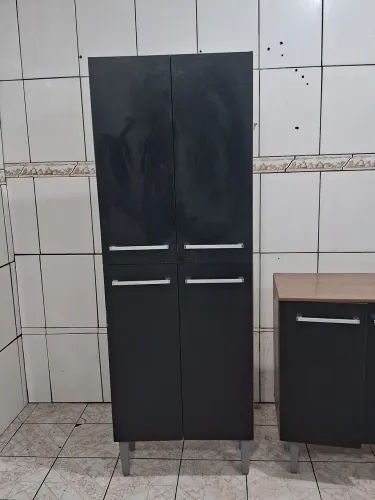 VENDESSE 790,00 mesa com 6 cadeiras, e armário de cozinha