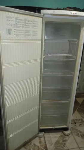 Freezer vertical gelando super bem