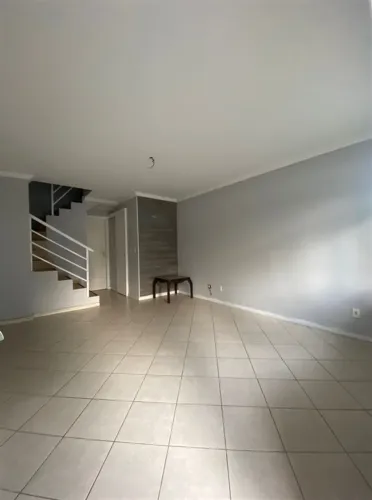 Casa triplex dentro de condomínio fechado em Vargem Pequena