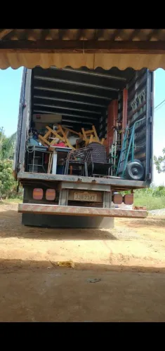 Serviço de fretes e mudanças. 