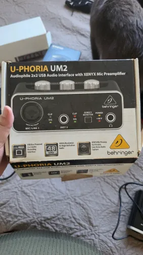 Interface de áudio USB Behringer U-Phoria UM2