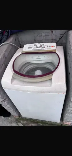 Máquina de lavar usada em bom estado