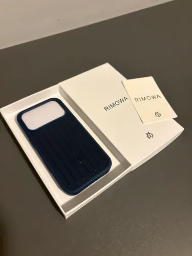 Capinha azul RIMOWA iPhone 17 pro