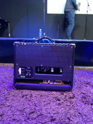 AMPLIFICADOR DE GUITARRA