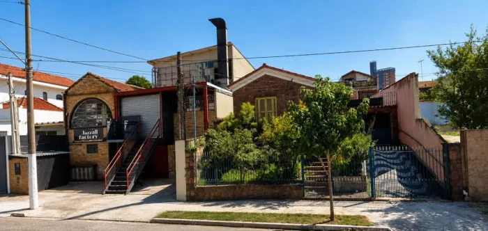 Galpão na Rua Bárbara Heliodora, 530 - Galpão e Casa juntos 490 m²
