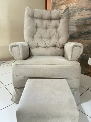 Poltrona amamentação com puf