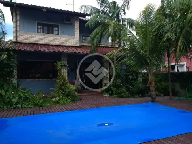 Casa ampla com edícula, piscina e quintal arborizado a poucos metros da praia no Campeche