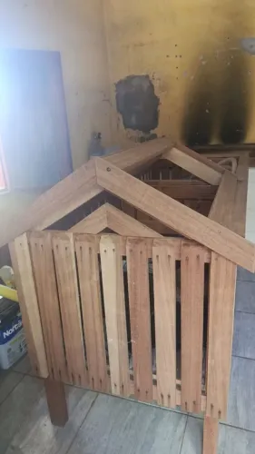 Casa de madeira para cachorro pequeno...