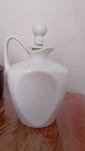 Porcelana esmaltada branca.Design: Corpo bojudo com recortes geométricos