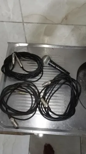 3 cabos e 1 microfone em perfeito estado