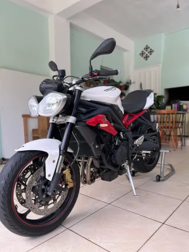 TRIUMPH STREET TRIPLE 675R 2015