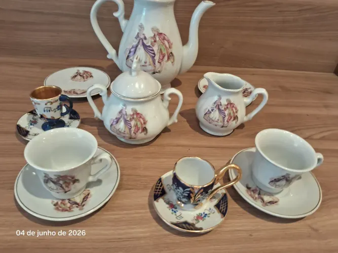Antiguidade louça antiga branca e mini chácara azul com dourado
