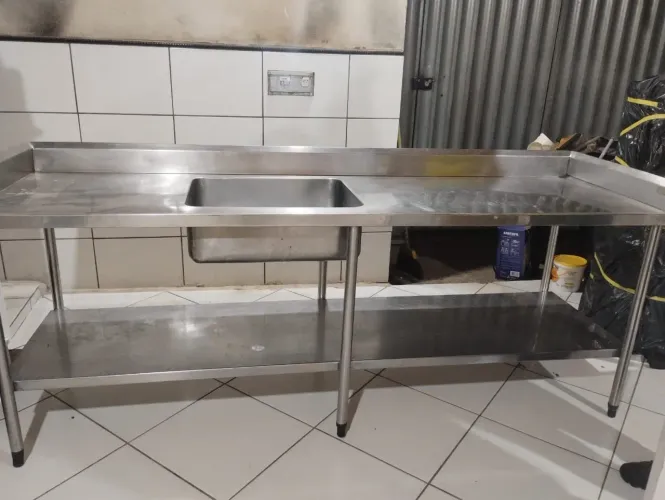 Mesa de inox com cuba .