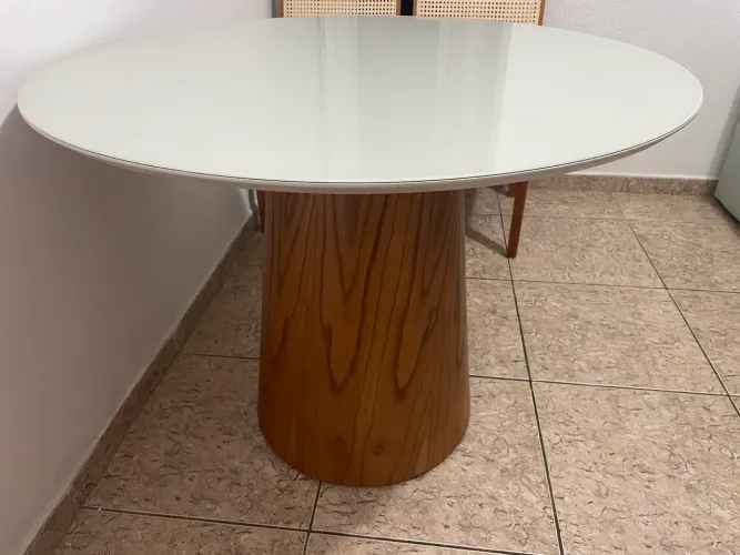 Mesa redonda tampo de vidro off white e suporte de madeira