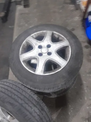 Vendo rodas 15 do astra sunny com pneus meia vida