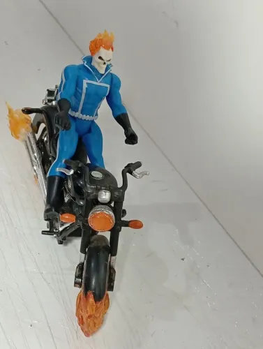 Motoqueiro Fantasma 8cm + moto customizada c chamas