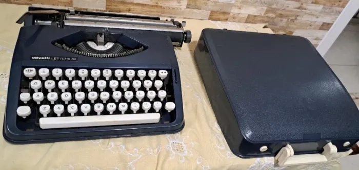 Máquina de escrever portátil Olivetti Lettera 82