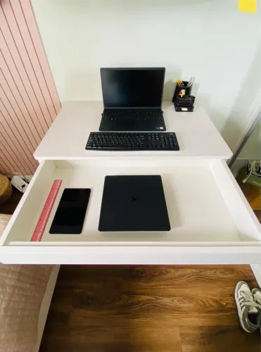 Escrivaninha minimalista branca