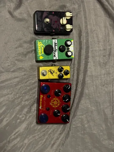 Pedais de guitarra, overdrive, univibe, compressor 