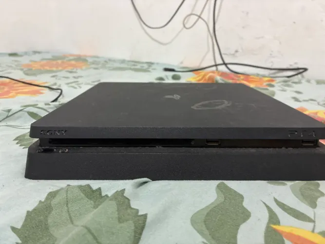 PS4 (2 controles e alguns jogos) valor negociável