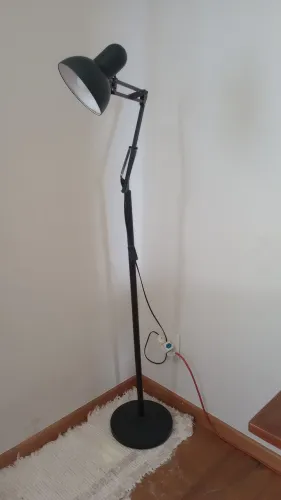 Luminária articulada de chão