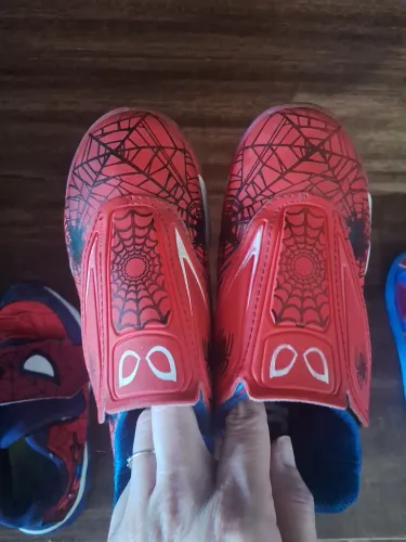 1 tênis e uma chuteira do homem aranha tam30