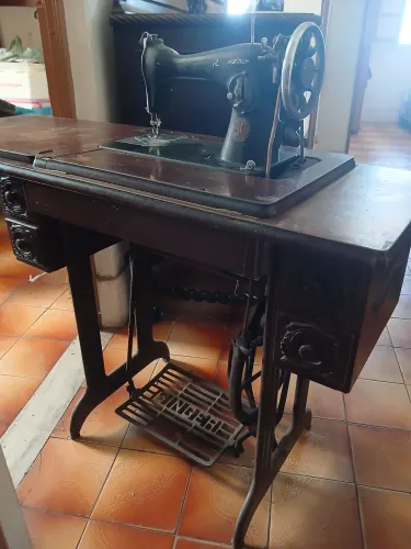 Máquina singer antiga com pé e estante de madeira