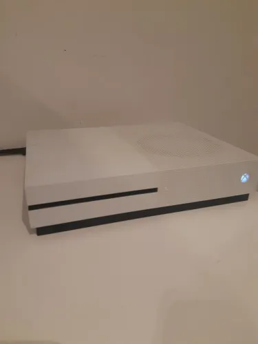 Xbox One S 1Tb com controle e 4 jogos em midia física (Usado em excelente estado)