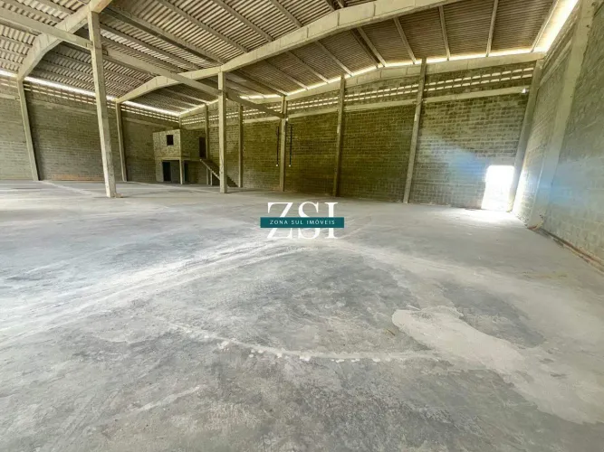 GALPÃO NOVO COBERTO COM 360 M², ÀS MARGENS DA BR 232, MORENO, ALUGA