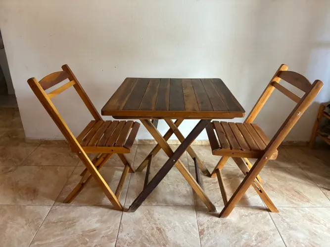 Mesa de madeira dobrável com 2 cadeiras