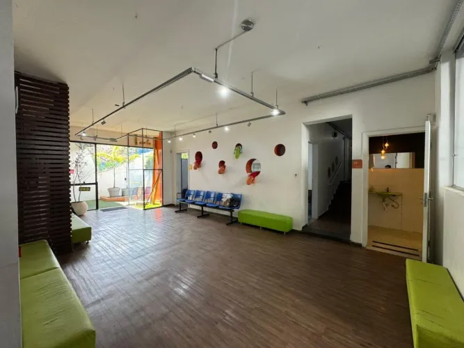 Prédio Comercial à Venda - Bairro Colégio Batista.