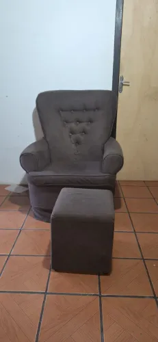 poltrona de amamentação com puff