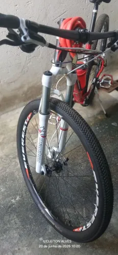 VENDE UMA BICICLETA DE TRILHA.