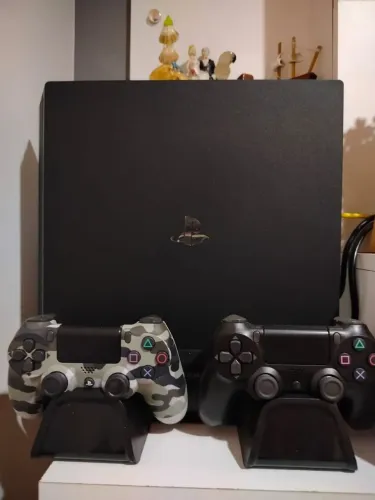 Playstation 4 Pro 1TB - Em Perfeito Estado + 2 Controles e Base de Carregamento